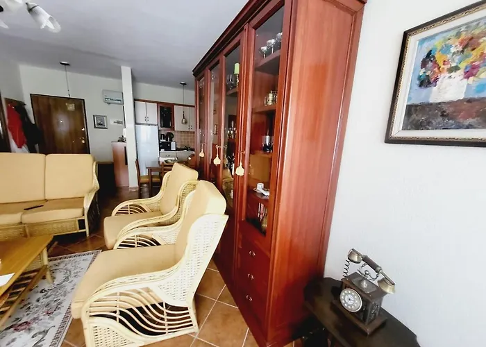 Cosy Flat Steps From The Sea